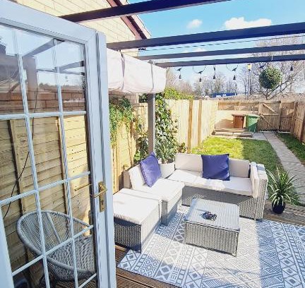 East End Apartment | Beautiful 2bed house with garden, walking distance to town - FREE parking
