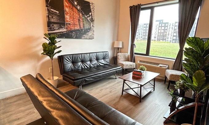 Elizabeth Apartment | Beautiful 2BR Next to Airport 5439