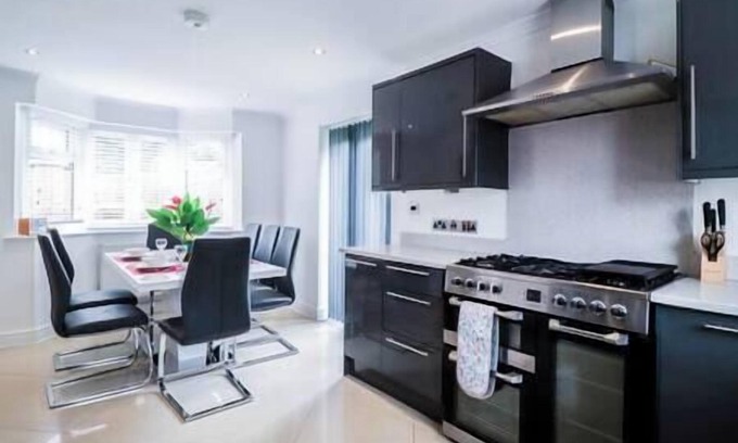 Woodley House | Beautiful 4 Bed House Free WIFI!