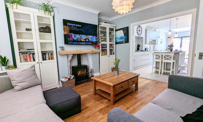 Portsmouth House | Beautiful 4 Bed Portsmouth Home Bright & Modern with Garden & Free Parking & Spa Bath & Fully Equiped Kitchen Perfect For Work or The Family