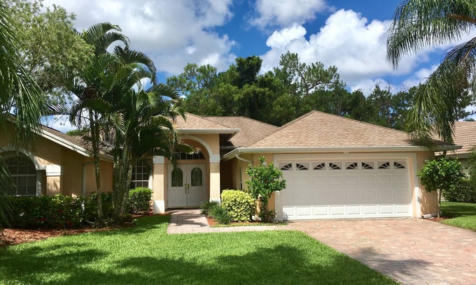 Central Naples House | BEAUTIFUL 4 BR Briarwood villa with spacious pool area- VACATION STARTS HERE!