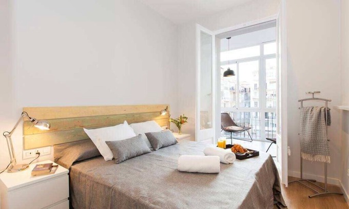 L'Antiga Esquerra de l'Eixample Apartment | Beautiful 4bd 4ba apartment in Eixample District