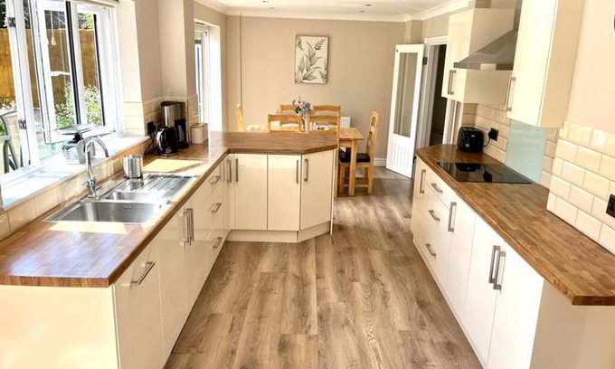 Waterlooville House | Beautiful 5 bed detached house with parking