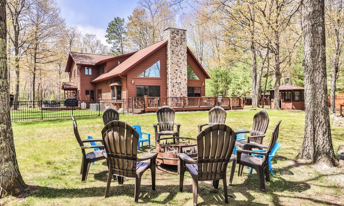 St Germain House | Beautiful 5 bedroom with lake side gazebo and hot tub!