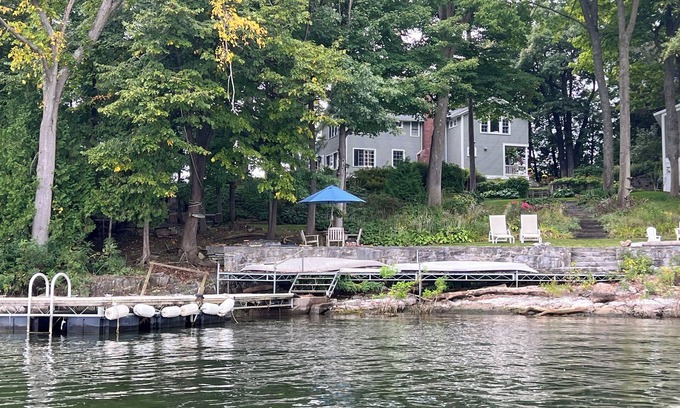 Charlotte House | Beautiful 6-bedroom lake front summer house in charming Charlotte