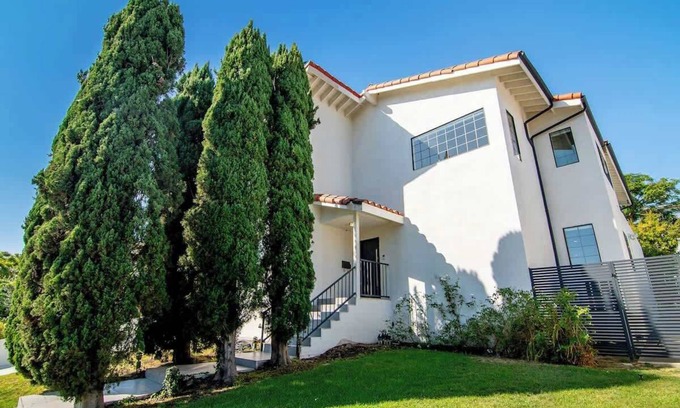 Pico - Robertson House | Beautiful 6BR Family Getaway in Prime Location