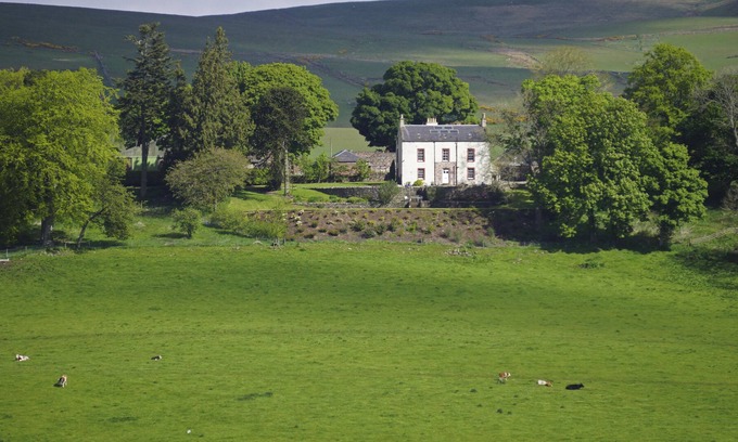 Kirriemuir House | Beautiful 8-Bed House in Angus