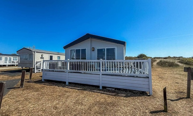 Kessingland House | Beautiful 8 berth lodge for hire at Kessingland Beach in Suffolk ref 90012TD