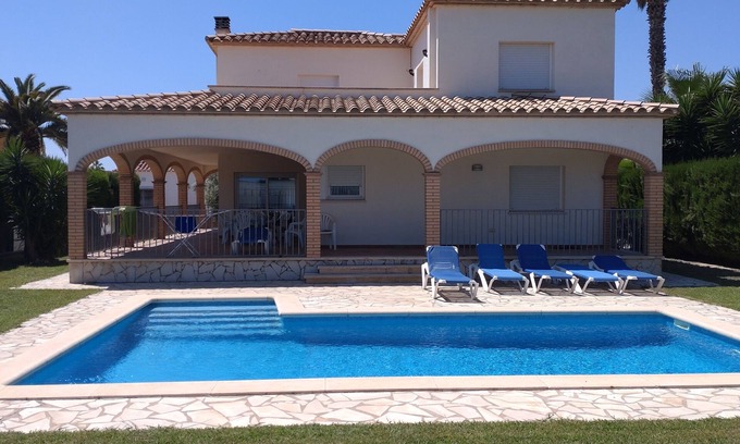 Sant Pere Pescador Villa | beautiful and comfortable villa with private pool on the costa brava