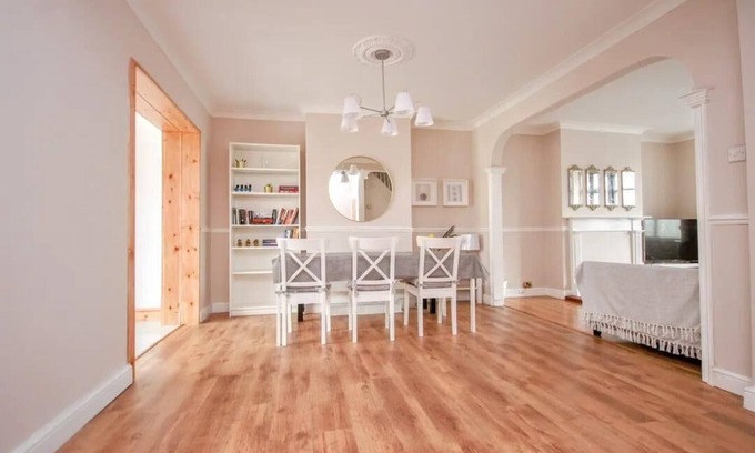 Southwick House | Beautiful and Spacious Home! Easy transport links to the city centre and beach