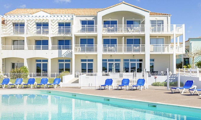 Chateau-d'Olonne Apartment | Beautiful apartment for 2 people with WIFI, pool, TV, terrace and pets allowed