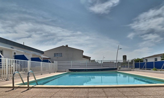 La Cotiniere Apartment | Beautiful apartment for 4 guests with pool, WIFI, TV, terrace and pets allowed