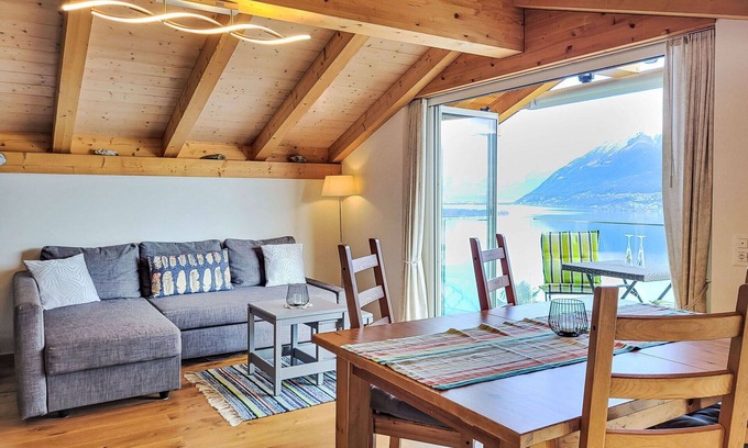 Porto Ronco Apartment | Beautiful apartment for 4 people with WIFI, TV, balcony, pets allowed and panoramic view