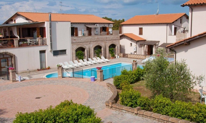 Follonica Apartment | Beautiful apartment for 6 guests with A/C, pool, TV, patio and pets allowed