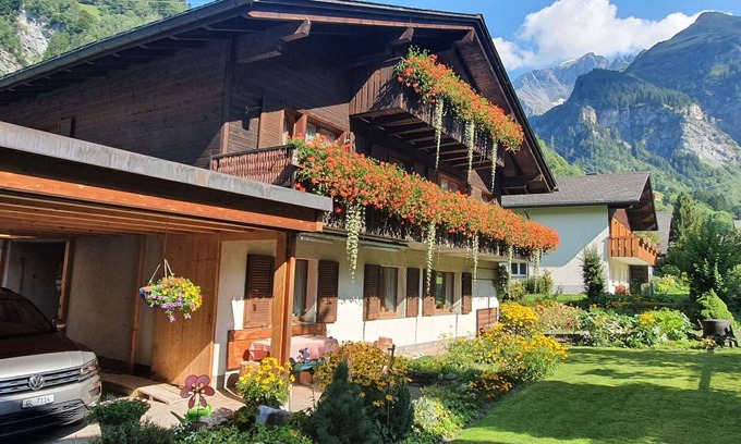 Elm Apartment | Beautiful apartment for 7 people with WIFI, TV, patio, panoramic view and parking