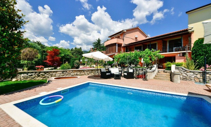 Sarsoni Apartment | Beautiful apartment for 8 guests with WIFI, private pool, TV, terrace, pets allowed and parking