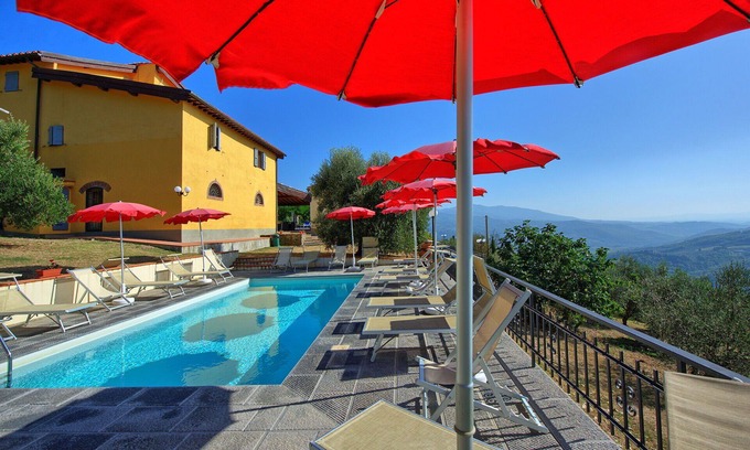Montebonello Villa | Beautiful apartment in villa for 4 guests with A/C, WIFI, pool, TV, patio and pets allowed