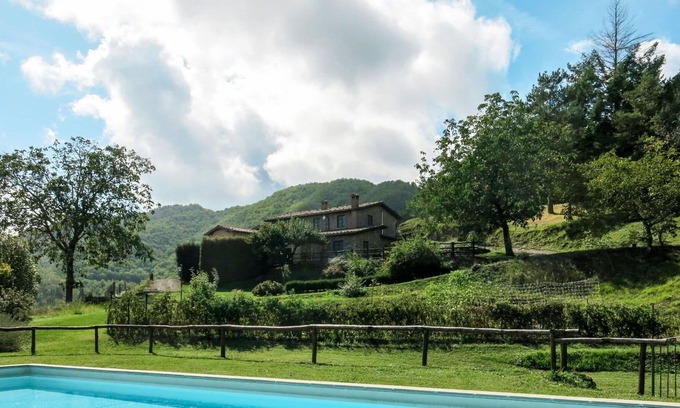 Molazzana Villa | Beautiful apartment in villa for 2 guests with WIFI, pool, TV, patio and parking