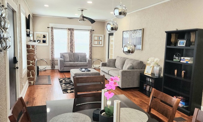Higbees Daytona House | Beautiful! Beach Bungalow central to EVERYTHING!