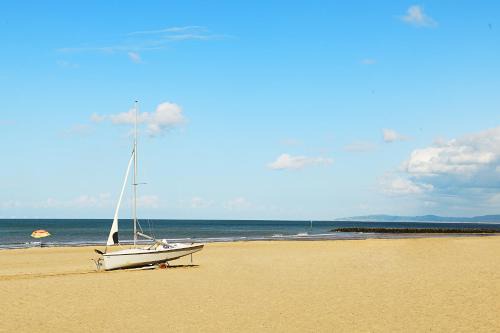 Rhos on Sea House | Beautiful Beach Front Cottage