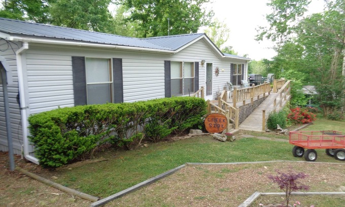 Lobelville Cabin | Beautiful cabin overlooking Crooked Creek on the Tennessee river