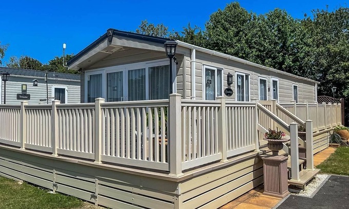 Clacton-on-Sea House | Beautiful caravan with large decking & WiFi at Oaklands Holiday Park ref 39027CW
