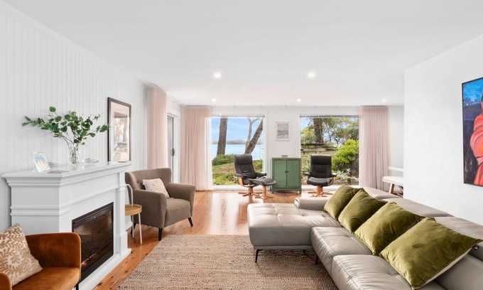 Long Beach House | Beautiful Clifftop home with panoramic views