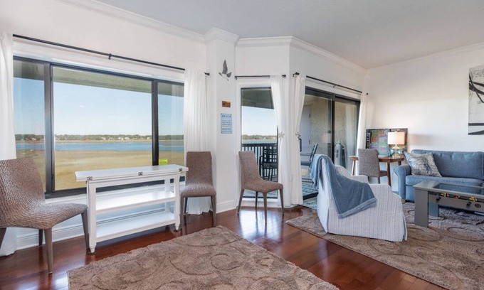 Palmetto Dunes Condo | Beautiful condo overlooking Broad Creek. Pet friendly!