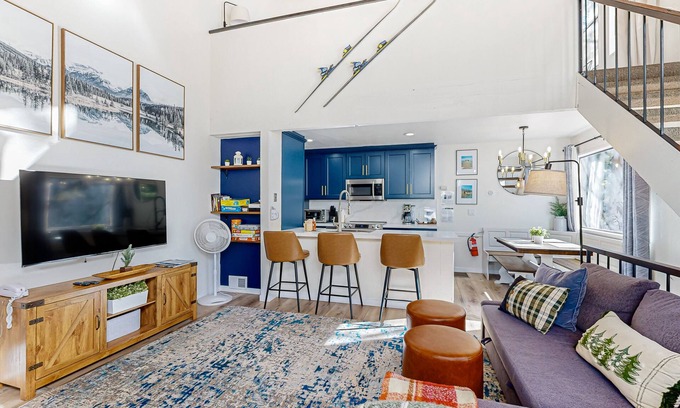 Kings Beach Condo | Beautiful condo with modern appliances, two decks, and shared pool