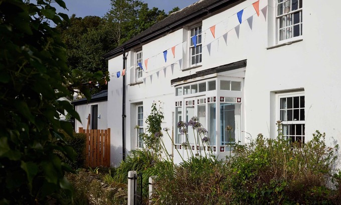 Helford Cottage | Beautiful cottage with sea views and private beach access