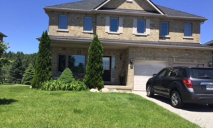 Collingwood House | BEAUTIFUL Cozy 5BDRM House - only 3 minute drive to Blue Mountain