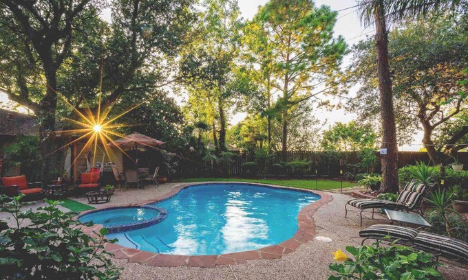 Missouri City House | Beautiful Cozy House W/Heated Saltwater Pool & Spa 💦