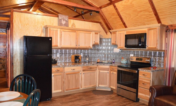Hughes County Cabin | Beautiful cozy rustic cedar cabin located close to Rocky Top Winery.