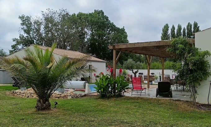 Saint Agnant House | Beautiful family villa with swimming pool, large garden, quiet location, close to the sea