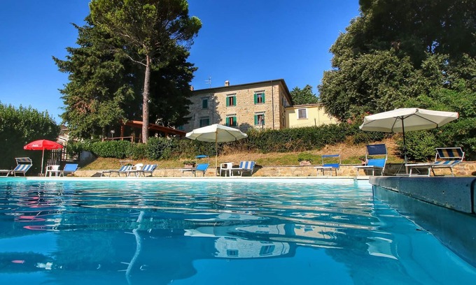 Gualdo Cattaneo House | Beautiful Farmhouse with Hot Tub in Umbria