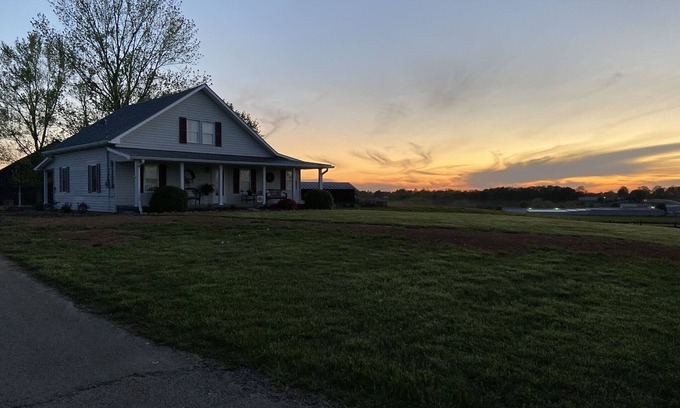 Monticello House | Beautiful Farmhouse near Lake Cumberland