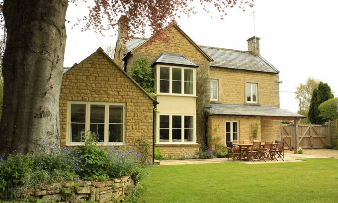 Bourton House | Beautiful 6 bedroom detached property, a flat 5 minute stroll to centre of town