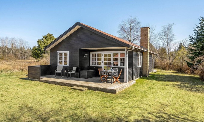 Hou House | Beautiful home in Hals with WiFi