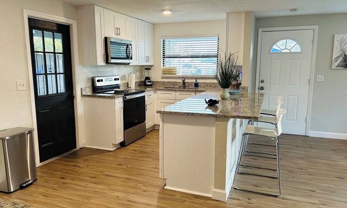 Bearss Plaza House | Beautiful home near Bush Garden, USF, and all that Tampa has to offer