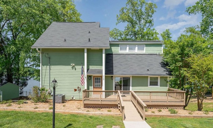 Mayhew House | Beautiful home on Lake Noman