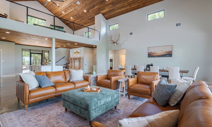 Bull Shoals House | Beautiful Home Overlooking the White River - Hot Tub - Fire Pit - Game Room