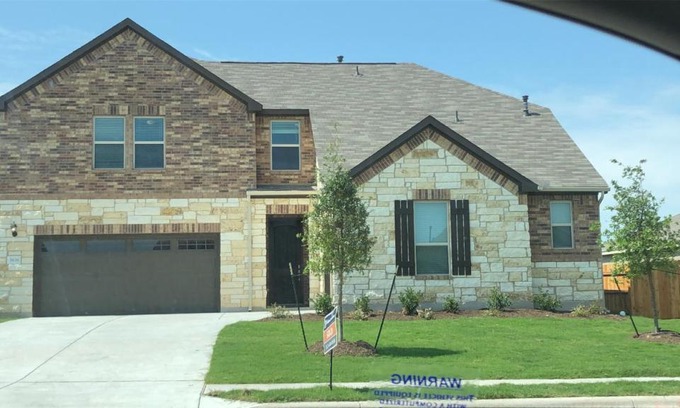 Hutto House | Beautiful Home with Modern Rooms