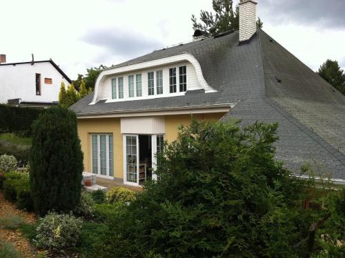 Dolni Pocernice House | Beautiful house in Prague with parking