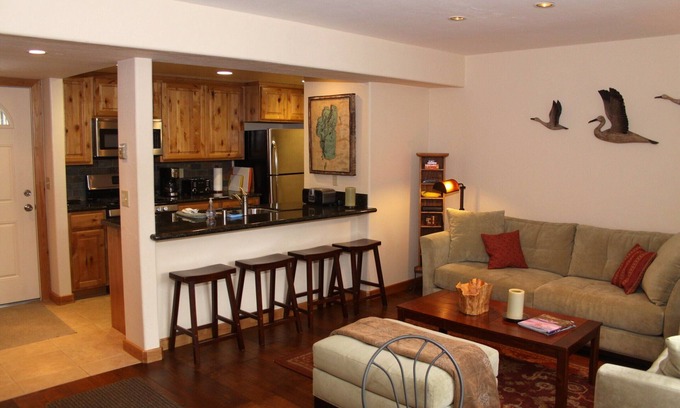 Lake Forest House | Beautiful Lake Forest Condo, 2Bd/2Ba, Pool, Hot Tub, Close To Lake And Town.
