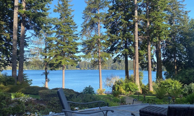 Dunes City House | Beautiful Lakeside guest house on Woahink Lake. Spacious and still feels cozy.