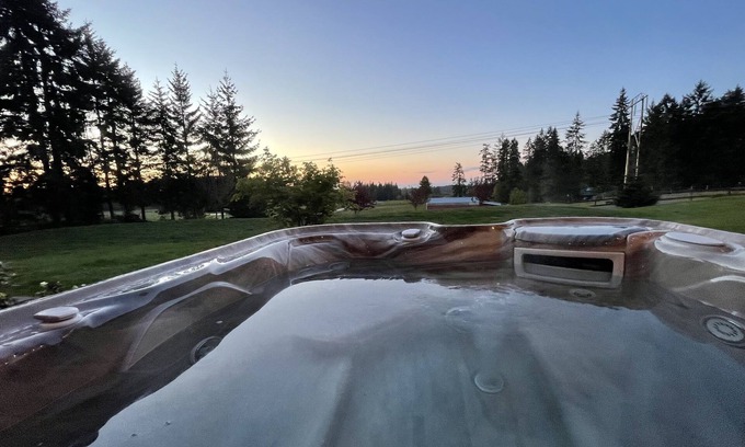 Port Angeles Apartment | Beautiful Log Cabin Studio, Hot Tub, Free EV Charger
