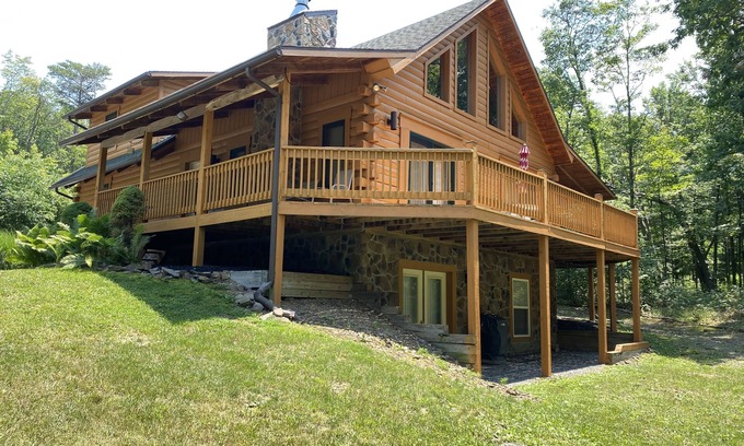Berkeley Springs House | Beautiful Log Chalet/Cabin with Hot Tub