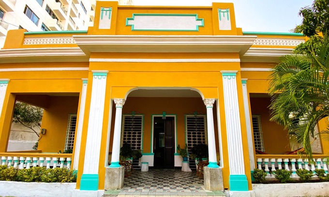 Manga House | Beautiful Mansion walk to Walled City steps from Bay and Marina