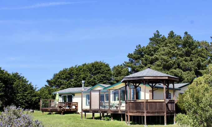 Albion House | Beautiful Mendocino Coast Oceanfront Home on the Bluffs West of Hwy 1
