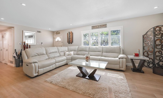 Orange House | Beautiful Modern Clean Family 1 Story Home! Near Disneyland, Chapman Convention
